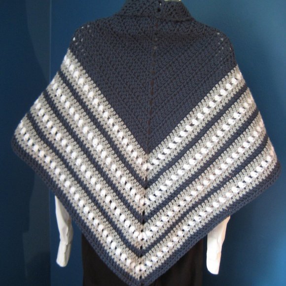 Blue , Gray &  White Hand Knit Shawl / Coverlette / Triangle Wrap - Picture 4 of 6